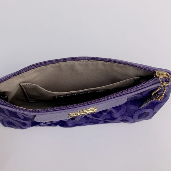 *SOLD*. Coach wristlet - excellent condition - Picture 4 of 5